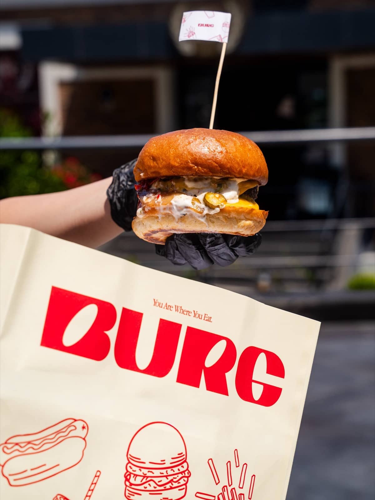 Burg paket çantasının üstünde burger