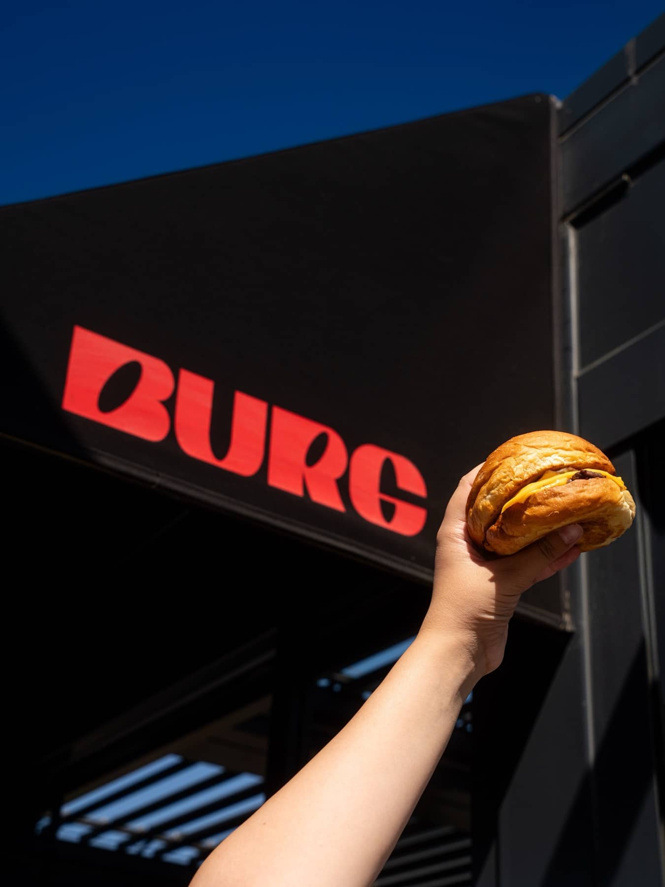 Burg tabelasının önünde havaya kaldırılan burger