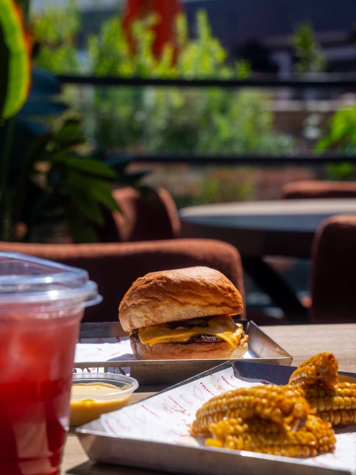 Terasta burger ve erik suyu