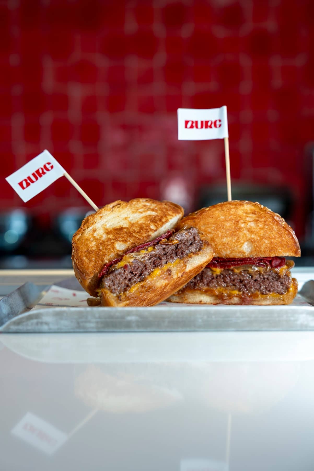 Ortadan kesilmiş iki burger